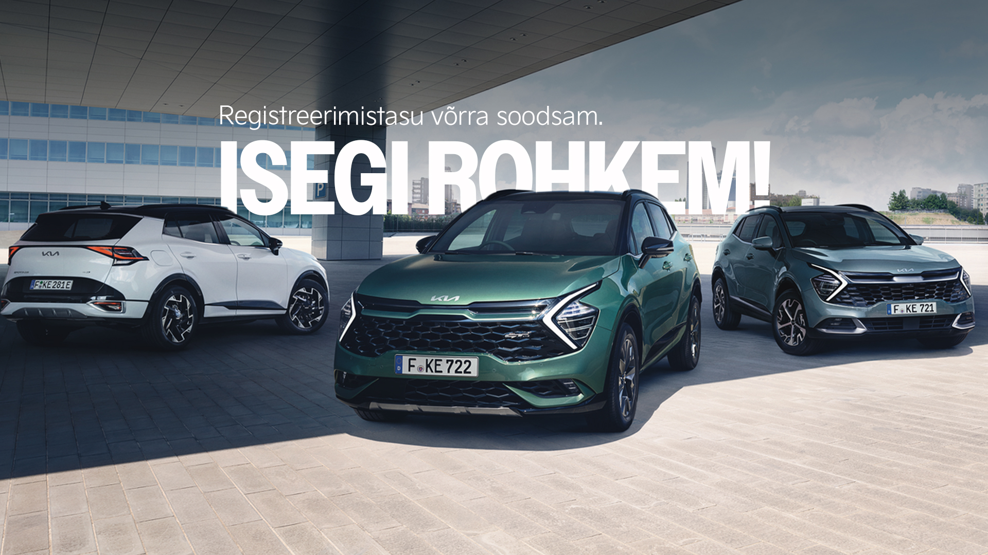 Kolm Kia Sportage linnamaasturit moodsas keskkonnas – esiplaanil roheline, taustal valge ja tumehall mudel. Kampaaniasõnum: registreerimistasu võrra soodsam